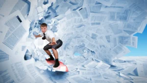 Digitalizzazione processi aziendali, immagine business man che fa surf su documenti di lavoro che formano un'onda