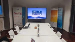 Lavagna interattiva Maxhub, immagine sala riunioni allestita da Ecotec con lavagna interattiva al centro