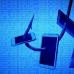 Sicurezza informatica aziendale Ecotec, immagine amo che aggancia laptop, tablet e telefono su sfondo blu con codice in stile tech