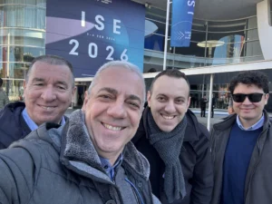 Team Ecotec a ISE Barcellona, selfie davanti ad entrata dei 4 membri presenti